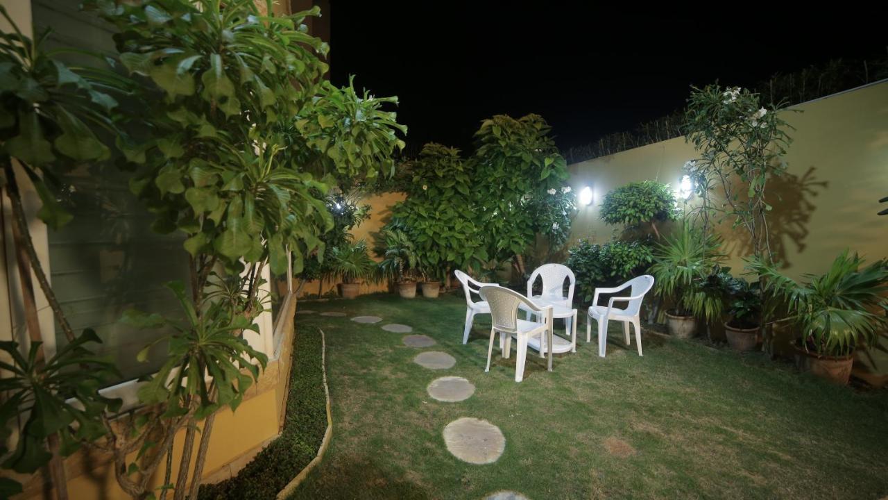 Four Squares Karachi Acomodação com café da manhã Exterior foto